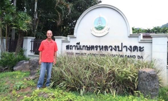 2Alan-Dronkers-in-fron-the-Thai-Royal-Institute-for-Agriculture-600x363-590x357